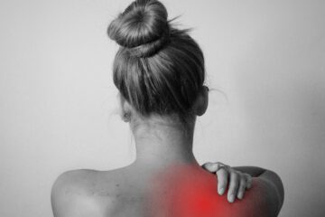 Rückenschmerzen Schulter Frau